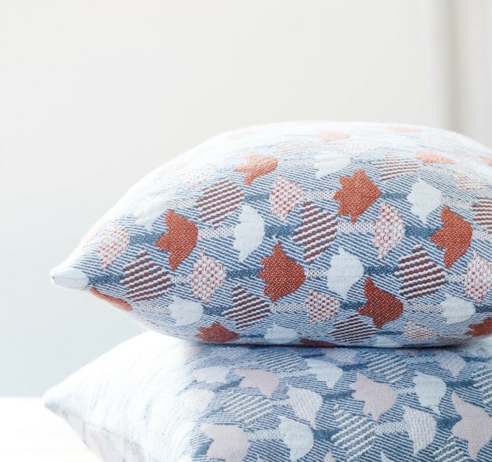 lapuan_kankurit_tulppani_by_helmi_liikanen_pillows